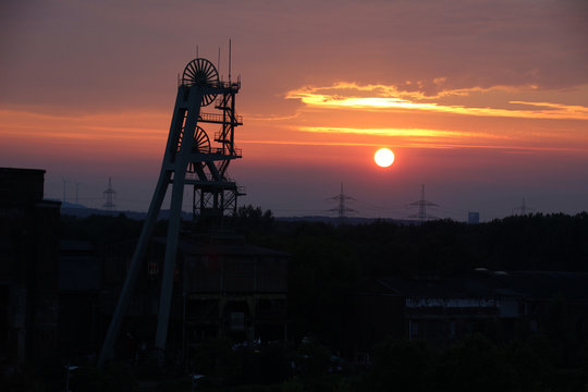 Förderturm der Zeche Ewald im Ruhrgebiet bei Sonnenuntergang