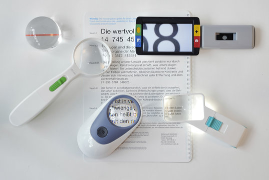 Lupen und Lesehilfen auf einem Blatt mit Text