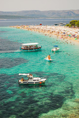 Słynna plaża Złoty Róg na wyspie Brac w Chorwacji