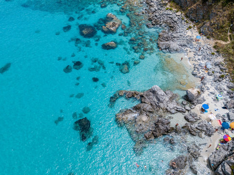 Paradiso del sub, spiaggia con promontorio a picco sul mare. Zambrone, Calabria, Italia. Immersioni relax e vacanze estive. Coste italiane, spiagge e rocce