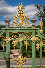 Fototapeta na wymiar Detailaufnahme von einem Zaun im Schloßpark, Potsdam
