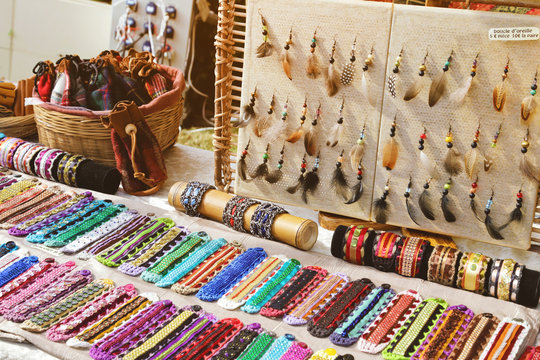 stand de vente de bijoux artisanaux avec plumes
