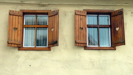 Fenster an einem Haus in Rumänien