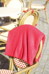 roter Holzstuhl und rot Decke