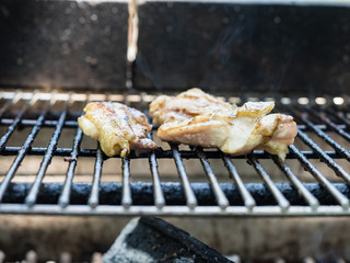 炭火で焼く鶏肉