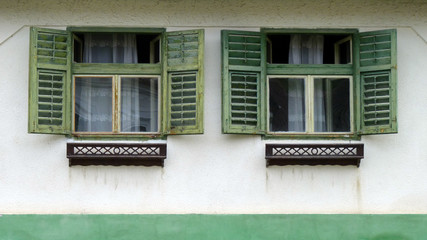 Fenster an einem Haus in Rumänien