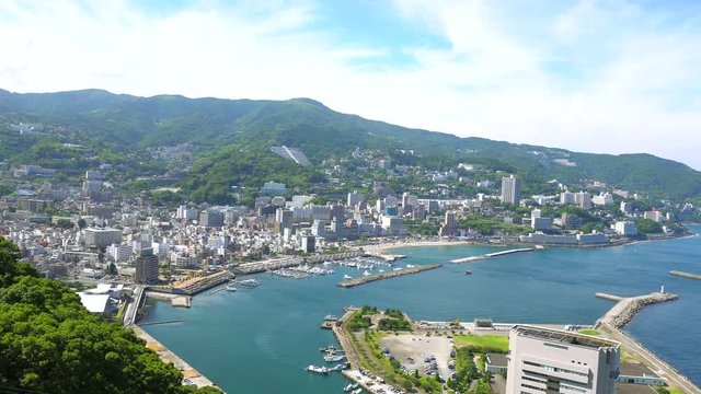 熱海市温泉街と海を見下ろす