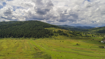 Naklejka premium widok z lotu ptaka pole rolnicze letni dzień. Letni krajobraz.
