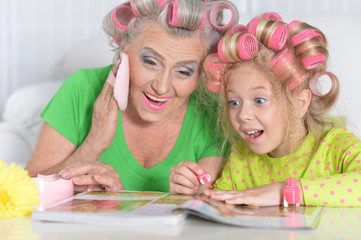 Obraz na płótnie Canvas woman and granddaughter doing make up