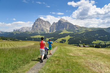 Fototapeta premium Wandern mit Buggy auf der Seiser Alm