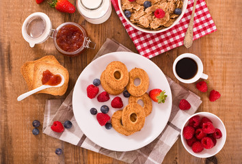 Breakfast with wholegrain cereals. 