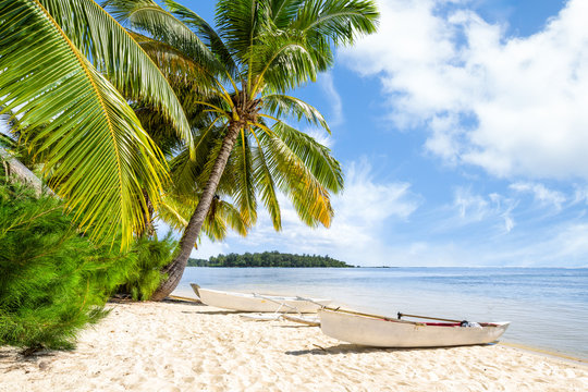 Strandurlaub am Meer mit Palmen und wei&szlig;em Sandstrand
