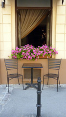 Stühle und Tisch vor einem Cafe in Brasov Kronstadt in Rumänien