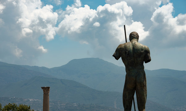 R&ouml;mische Statue vor Vesuv