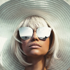 Beautiful lady in hat and sunglasses - obrazy, fototapety, plakaty