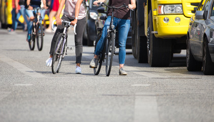 Fototapeta na wymiar auf einer Strasse fahren Autos und Fahrradfahrer in separaten Fahrspuren