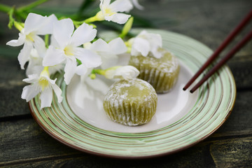 Zwei grüne Mochi auf Teller