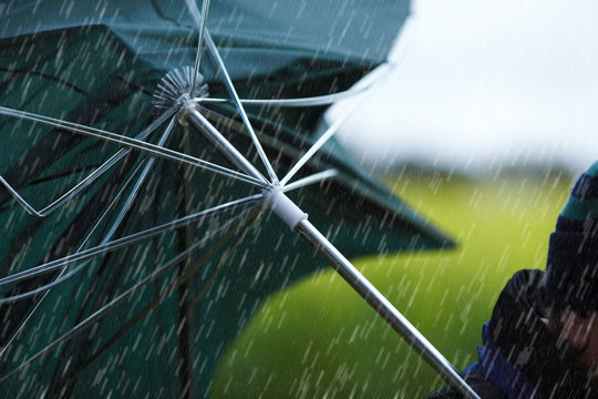 defekter Regenschirm