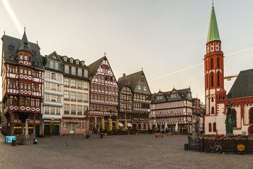 Fototapeta na wymiar Fachwerkhäuser und Nikolaikirche bei Sonnenaufgang in der Altstadt am Römerberg, Frankfurt am Main