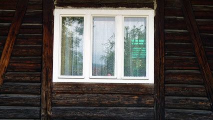 Holzfenster einer Hütte in Rumänien