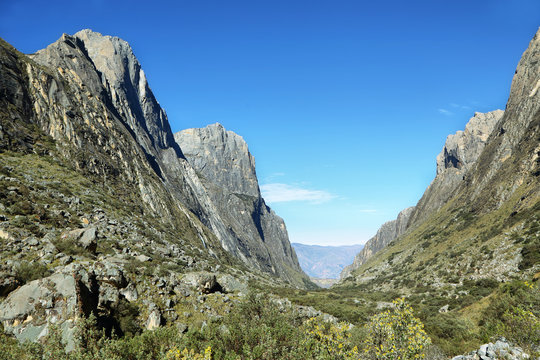 Views of rocky peaks in the way to Paron lake