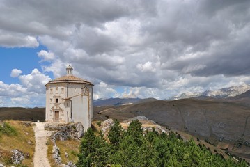 Fototapeta na wymiar Chiesa di Santa Maria della Pietà - Rocca Calascio - L'Aquila - Abruzzo - Italia