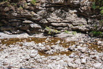Sécheresse et cailloux lisses dans les eaux claires des Gorges du Verdon en France