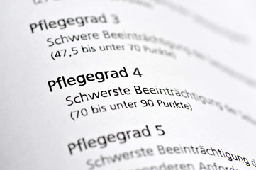 Pflegegrad 4, Pflegeversicherung, schwerste Beeinträchtigung, Selbständigkeit, Versorgung, Altenpflege, Pflegeheim, Alte, Altersheim, Pflegestufen, Demenz, Alzheimer, Sozialstaat, Betreuung