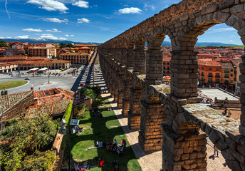 Zaragoza. Aqueduct. View of the city. - obrazy, fototapety, plakaty