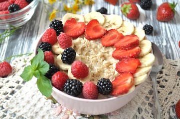 Oatmeal with berries
