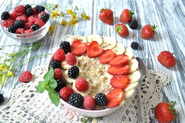 Oatmeal with berries