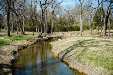 Река в солнечный весенний день в городском парке