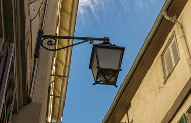 Eine alte Strassenlaterne,die an einer Hauswand befestigt ist