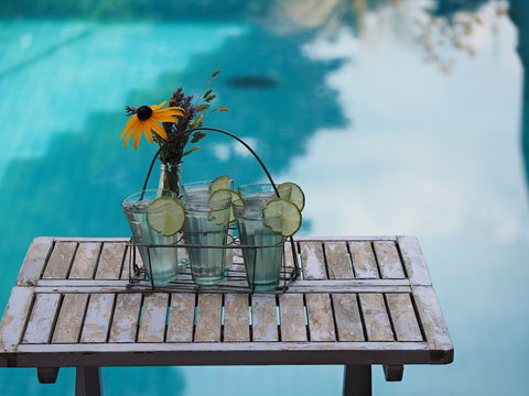 K&uuml;hle Drinks im Sommer serviert am Pool