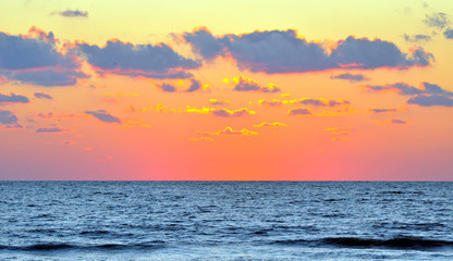 Blick auf das Meer kurz nach Sonnenuntergang. Clearwater-Strand in Florida, USA