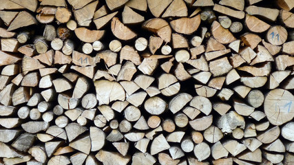 Holz an einer Hütte in Bayern