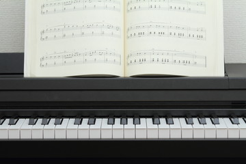 電子ピアノと楽譜