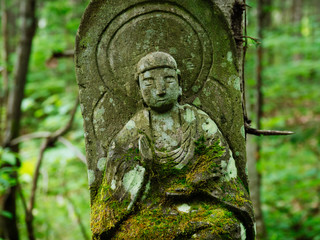 Fototapeta na wymiar 森の中の石像