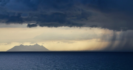 Naklejka na ściany i meble cielo lluvia tormenta ocaso crepusculo atardecer mar agua montaña playa italia nubes 