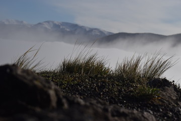 Montaña y nubes