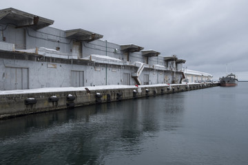 冬の小樽港埠頭の景色と貨物船