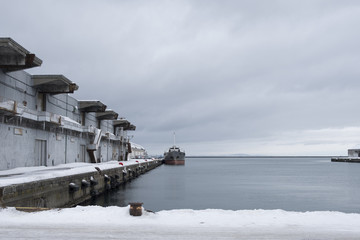 冬の小樽港埠頭の景色と貨物船