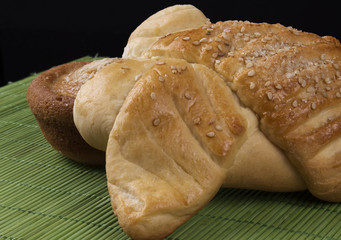 pan en forma de tortuga junto a un panquecito sobre un mantel verde de bambú