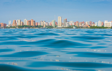Obraz premium Lake an the city 1