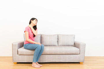 Obraz premium woman sitting long time feeling shoulder pain
