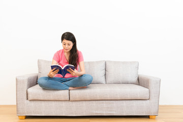 Obraz premium beautiful female student sitting on living room