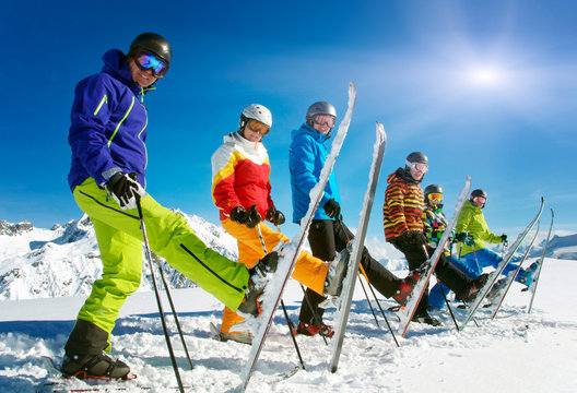 Gruppe Skifahrer in der Reihe