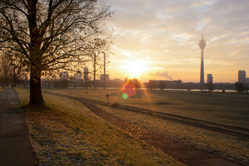 Sonnenaufgang über Düsseldorf © Stephan Walochnik