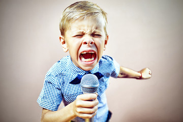 The child sings into the microphone
