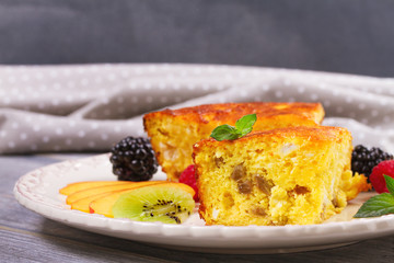 Cheesecake, garnished with berries and peach